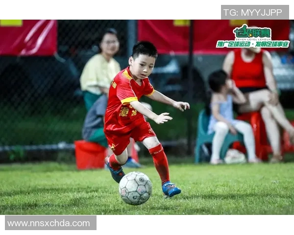 大眼足球记者揭秘足球背后的故事与精彩瞬间 大眼足球记者揭秘足球背后的故事与精彩瞬间